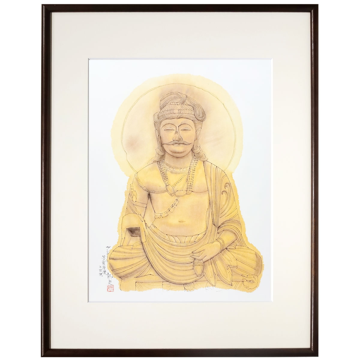 日本画の巨匠・平山郁夫が旅先で描いたスケッチ（素描）を収録した画集『遙かなる旅』より、「ガンダーラ菩薩座像」を額装した複製画です。 古代アフガニスタン周辺で生まれた「ガンダーラ菩薩座像」は、ギリシャの写実的な彫刻技法と仏教美術が融合した、ヘレニズム文化を代表する傑作です。インドの王族を思わせる優美で華やかな装いに表現されているのも特徴です。平山郁夫シルクロード美術館（山梨県北杜市）には、ガンダーラ仏の優れた作品が数多く収蔵されており、その芸術性の高さを今に伝えています。 平山郁夫は画集『遙かなる旅』で、この町を次のように表現しています。 「仏像の期限については、諸説がある。 　ギリシャ彫刻とインド仏教による 　東西文化が生んだのが、ガンダーラ仏である。」 ーーーーーーー 商品詳細 ーーーーーーー ■作家名／　平山郁夫（ひらやまいくお） 1930年　広島生まれ、日本画家、教育者。東美校卒業後、前田青邨に師事。被爆体験により仏教的な題材を手がけた。のちにシルクロードを描いた一連の近作によって新潮社芸術大賞を受賞。敦煌壁画の保存修復を手掛ける。 1989年東京芸大学長に就任。1996年より日本美術院理事長。1998年文化勲章受章。2009年逝去、享年79歳。 ■作品名／　ガンダーラ菩薩座像　三世紀 （素描集 遙かなる旅（日本経済新聞社発行）より） ■技　法／　美術印刷　複製画 ■エディション番号／　なし ■額　寸／　56x44x厚1.8（cm） ■イメージサイズ／　38x27（cm） ■用紙寸／　50.7×38.7（cm） ■総重量／　約1.7（kg） ■作品の状態／　シート、額縁とも新品。特筆すべき難点はありません。 額付き、かぶせ箱入り　版上サイン、前面はUVカット透明アクリル ■別表記／　MM02ブラウン半切 ・このページ内の紹介文、商品説明文、及び当店撮影の画像の無断使用、転載、流用を固く禁じます。(C)やまとや画廊 ▼平山郁夫「遙かなる旅」シリーズ作品一覧へ