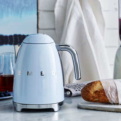 SMEG 電気ケトル 1.7LKLF03‐PB-JPイタリア家電ブランドレトロ デザイン おしゃれ家電 ハイブランド キッチンブランド プレゼント ステンレス ギフト 空焚き防止 こぼれ防止注ぎ口 1200W スメグ ポイント10倍