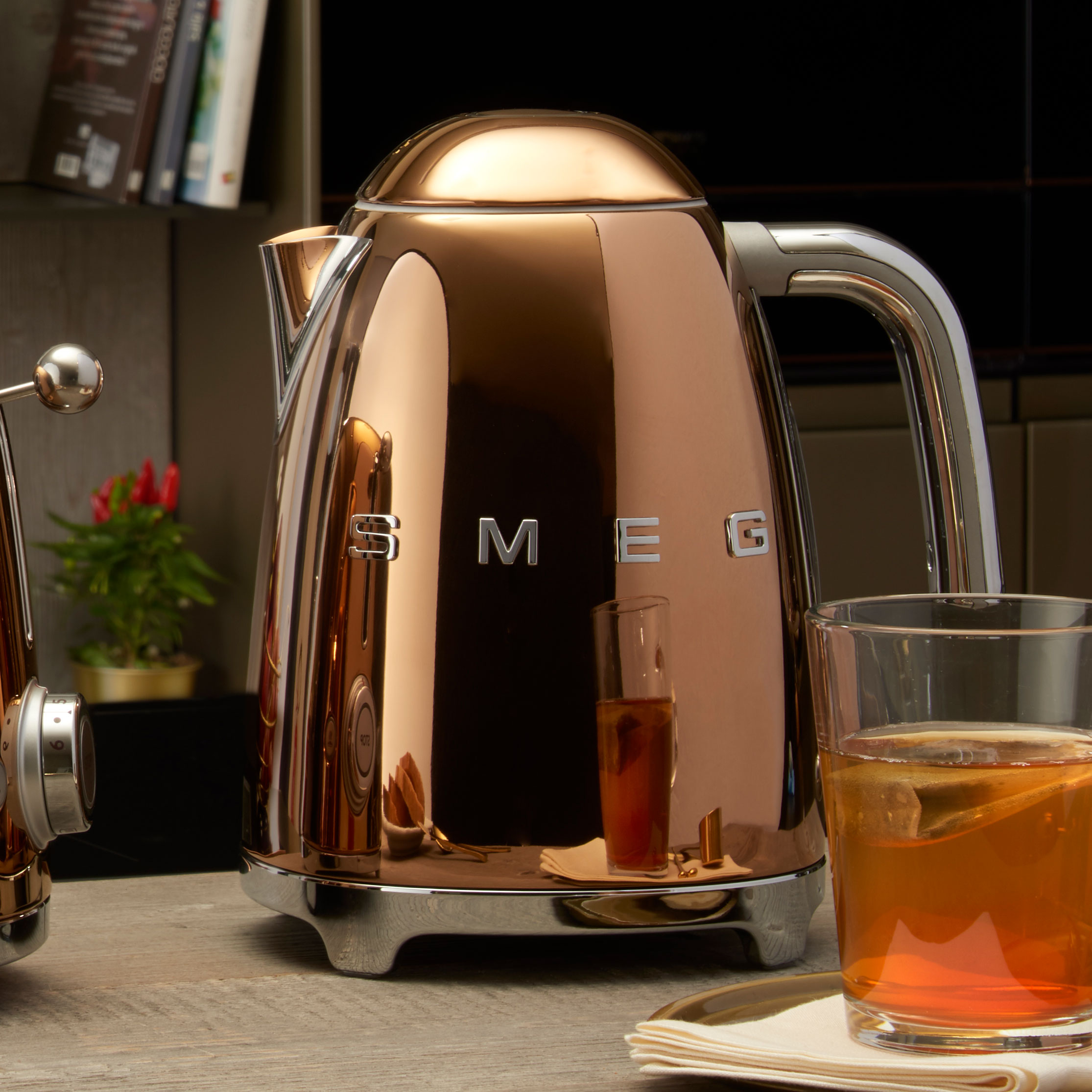 SMEG ★新色★電気ケトル 1.7L【ローズゴールド】KLF03-RG-JP【日本正規品】イタリア家電ブランド【SMEG/スメッグ】レトロ デザイン おしゃれ家電 ハイブランド キッチンブランド ステンレス ギフト 空焚き防止 こぼれ防止注ぎ口 1200W スメグ ポイント10倍