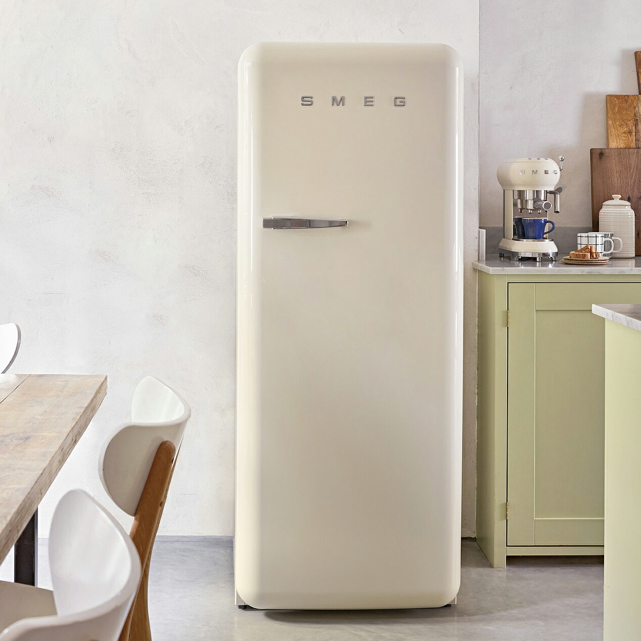 【配送・設置費込】SMEG 冷蔵庫 270L ワンドア・右開き 【Cream/クリーム】FAB28RCR5JPスメッグ REFRIGERATOR レトロ おしゃれ家電 イタリアブランド モダン ポップ アイボリー 冷蔵 冷凍 チル…