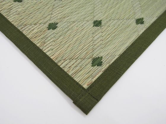 【商品説明】高品質な国産のい草と、日本の職人の技術が織りなす花ござ。い草本来の風合いをベースに、全体に散りばめられた「ダイヤ柄」は、シンプルでありながらさりげない高級感があります。敷きつめた時お部屋がより美しく見えるように縁は細くスマートに...