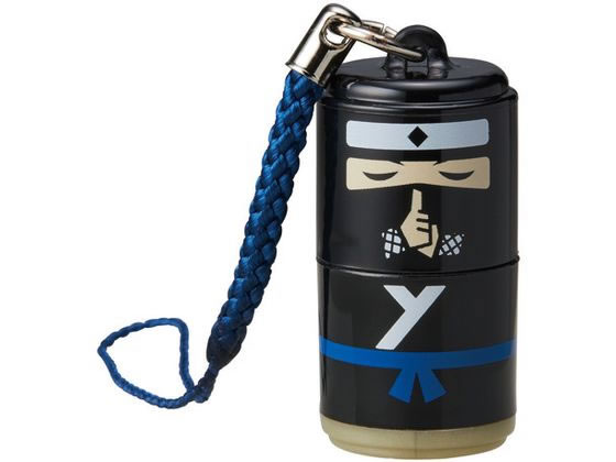 【商品説明】●持ち運びに便利なコンパクトサイズ！スペースを取らないサイズで、お土産にぴったり。ストラップ付きで、はんことしてはもちろん、チャームとしてもお楽しみいただけます。●日本の文化を表現したラインナップ！海外の方にもなじみのある日本の観光地・文化をモチーフにしたラインナップから、お選びいただけます。日本の文化を手軽に感じてもらえるはんこは、海外の方への手土産としてもおすすめです。【仕様】印面サイズ：直径9mm　印面側からインキ滴下方式での補充が可能です。別売りの顔料系補充インキ（品番：XLR−20N）をお使いください。【備考】※メーカーの都合により、パッケージ・仕様等は予告なく変更になる場合がございます。【検索用キーワード】シヤチハタ　シャチハタ　しやちはた　しゃちはた　持ち運び　コンパクトサイズ　ハンコ　海外　かいがい　観光客　かんこうきゃく　忍者　にんじゃ　ninja　XL−PJ3　お土産品　おみやげひん　お土産　おみやげ　インキ補充可能　ばらまき　XLPJ3　スタンプ　デコレーションスタンプ　R253MG日本ならではの印面がお土産にぴったり！コンパクトサイズのはんこ！