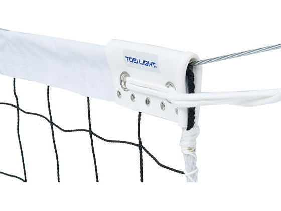 【商品説明】6人制バレーボールネット普及タイプ（新規格・上下白帯付）。【仕様】●素材・材質：ポリエチレン無結節、上下白帯／ポリエステル●仕様：検定AA級、440T／60本、網目10cm、上下白帯付新規格バレーネットを取り外す際、ワイヤーコードをゆるめる前に、下部からしばりひもを外してください。下部白帯を傷め、切れの原因となることがあります。バレーボールネットを安全にお使いいただくために、、ご使用前に必ずワイヤーコードの点検を行い、ササクレ・切れ等の異状の無いことを確認の上でご使用ください。●特徴：白帯に帆布とコーナー（PVC）を重ねて加工。コーナー端部はチューブ状で内部にロープを通すことで、ワイヤーとの耐摩耗性及び強度に優れ、白帯を守ります。●サイズ：幅1m×長さ9．5m、ベクトランコード7mm×15m●原産国：日本●付属品：サイドベルト【備考】※メーカーの都合により、パッケージ・仕様等は予告なく変更になる場合がございます。【検索用キーワード】TOEI　LIGHT　TOEILIGHT　トーエイライト　とーえいらいと　器具　施設　ネット型　部活　チーム　球技　バレーボール　スポーツ用品　シューズ　R431NE6人制バレーボールネット普及タイプ（新規格・上下白帯付）