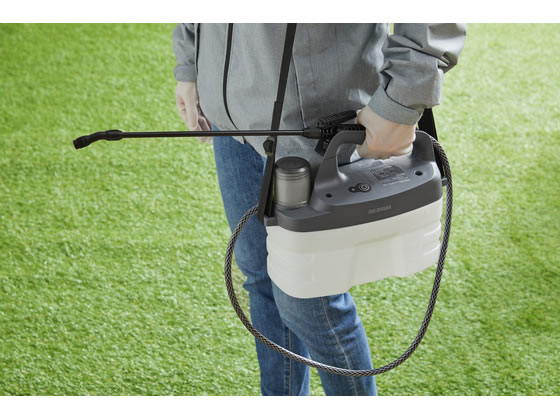 ココデカウのアイリスオーヤマ 充電式噴霧器 ホワイトグレー JF-4000｜アングル3