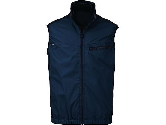 【商品説明】裏チタン加工による遮熱・UVカット機能を備え、衣服内の温度上昇を抑えるベストです。背中の3D風気路メッシュ仕様でファンの風が首元までしっかり届き、快適な着心地を実現。軽快に動きやすいベストタイプで、屋外作業や現場ユニフォームなど幅広いシーンに対応します。【仕様】●素材：ポリエステル100％●ファスナー：プラスチック（引手金属）●ボタン：プラスチック●全面裏チタン加工で遮熱・UVカット●背中3D風気路メッシュ仕様●ファンで取り込んだ風が首元から抜ける仕様●袖回り／ストレッチバインダー●保冷剤用メッシュポケット●脇ポケット／ケーブルホール●バッテリポケット●色：ネイビー●サイズ：M※ファン・バッテリーは別売りです。【備考】※メーカーの都合により、パッケージ・仕様等は予告なく変更になる場合がございます。【検索用キーワード】Bigborn　ビッグボーン　空調風神服　アーリーバード　EARLYBIRD　ファン付き　ファン　ベーシックファン付きウェア　メッシュ　裏チタン　遮熱　UVカット　暑さ対策　熱中症対策　暑さ　熱中症　ベスト　作業服　作業着　男女兼用　uni＿atsusa　ファン付きウェア　ウェア単体　R711NM裏チタン加工で紫外線・赤外線をカットし温度上昇を軽減。