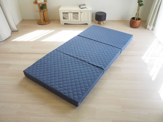 【商品説明】●マットに厚みがあり、フローリング用マットレスとしてもお使いいただけます。また、直接シーツやパッドを敷くだけで、敷布団としても使用できます。●三つ折れタイプで収納にも便利。●腰部を硬くしたバランス構造：一番体重のかかる中央部分を硬めに、理想的なバランスで眠りの姿勢を保ちます。●ウレタンフォームの凹凸構造により、マット下の通気性が優れています。※凹凸面を下にしてご使用ください。●マット厚10cm【仕様】●色：ブルー●サイズ：（約）幅140×長さ198×高さ10cm●重さ：（約）7．6kg●素材：側生地／ポリエステル65％・綿35％（デニム調生地）、中材／ウレタンフォーム100％（頭・脚部／高反発ウレタン、腰部／高密度・硬質ウレタン）【備考】※メーカーの都合により、パッケージ・仕様等は予告なく変更になる場合がございます。【検索用キーワード】ファミリー・ライフ　Family　Life　三つ折れバランスマットレス　バランスマットレス　マットレス　ダブル　ブルー　10cm厚　厚み10cm　腰硬め　硬め腰部　高反発ウレタン　高密度ウレタン　硬質ウレタン　ウレタンフォーム　凹凸構造　通気性　三つ折れ　収納便利　フローリング用　敷布団　幅140cm　長さ198cm　高さ10cm　7．6kg　ポリエステル65％　綿35％　デニム調生地　寝具　寝具　マットレス　R202NT約10cmの厚みで腰部が硬めのバランスマットレス。