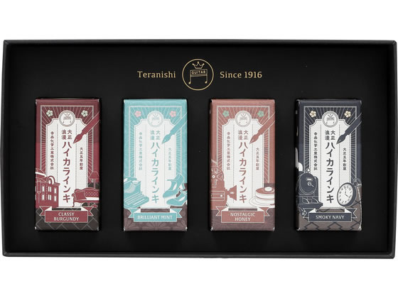 【商品説明】寺西化学工業創業110周年記念限定商品。創業当時の大正時代をイメージしたインキミニボトル4色セットです。全16色をテーマに合わせてセットにしました。“ロマンチシズム”は果てなき憧れ、目くるめく新世界への入口をイメージした4色です。【仕様】●インク色：クラッシーバーガンディ、ブリリアントミント、ノスタルジックハニー、スモーキーネイビー●インク種類：水性染料●インク容量：12ml×4色●注文単位：1セット【備考】※メーカーの都合により、パッケージ・仕様等は予告なく変更になる場合がございます。【検索用キーワード】寺西化学工業　テラニシカガクコウギョウ　てらにしかがくこうぎょう　teranishikagaku　大正浪漫ハイカラインキ4色ロマンチシズム　たいしょうろまんはいからいんき4しょくろまんちしずむ　タイショウロマンハイカラインキ4ショクメトロポリス　万年筆インク　ボトルインク　クラッシーバーガンディ　ブリリアントミント　ノスタルジックハニー　スモーキーネイビー　イラスト　レタリング　書写　絵　手紙　朝活書写　TRH−12ML−4HRC　TRH12ML4HRC　大正浪漫　ギター　水性染料　期間限定　筆ペン　万年筆　デスクペン　万年筆インク　R430NV【限定】創業110周年を記念した特別なセット