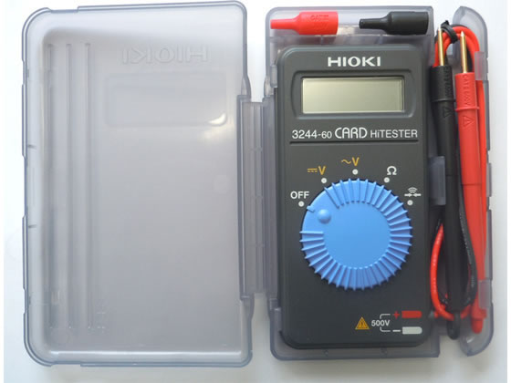 【仕様】●メーカー…日置電機（HIOKI）　●型番…3244−60　●整流方式…平均値整流実効値指示方式　●表示最大カウント…4199　●直流電圧…419．9m〜500V　5レンジ　基本確度：　±0．7　％　rdg．4　dgt．　●交流電圧…4．199〜500V　4レンジ　基本確度　50　−　500　Hz　：　±2．3　％　rdg．　±8　dgt．　（平均値整流）　●規格…CATIII　300V、CATII　600V　●抵抗…419．9Ω〜41．99MΩ　6レンジ　基本確度：　±2．0　％　rdg．　±4　dgt．　●機能…・導通チェック　・オートパワーセーブ　●電源…CR2032×1個　●サイズ…55（W）×9．5（D）×109（H）mm　プローブ先端長：15mm　●ケースサイズ…80（W）×17（D）×116（H）mm　●重量…60g　●導通ブザー…しきい値　50　Ω　±40　Ω　ダイオードチェックは不可　●オートパワーセーブ…あり　（キャンセル可能）　●表示…デジタル／LCD、max．　4199　dgt．　●サンプルレート…2．5回／s　●連続使用時間…150時間　●付属品…・取扱説明書×1　・携帯用ケース×1　・モニタ電池　（本体内蔵）×1　・キャップ　（赤／黒　各1）　●短絡防止キャップ付。　●すっきり収納できる、ハードケース付き　●シンプル表示で読取りやすいテスター　●現場で手軽なカードサイズテスター　●コンセントの奥までとどくテストリード　●Ω／導通レンジはAC　500　Vまで過電圧保護　●薄さ1cm以下のコンパクト設計だから、持ち運び楽々、使い勝手も抜群です。　●ブスバーや分電盤での測定に　●コンセント差込口での測定に　●電子回路のチェックに　●キャップ装着でプローブが他の場所に接触せず、短絡を防止します。　●プローブの国際安全規格IEC　61010−031【備考】※メーカーの都合により、パッケージ・仕様等は予告なく変更になる場合がございます。【検索用キーワード】エスコ　えすこ　ESCO　Esco　テスター及び計測器　電気計測　デジタルテスター（日置）　テスター　デジタルテスター（カード型）　デジタルテスター（カード型）　EA707A−6A　EA707A6A　IT・テスト・安全機器　計測器　日置電機　ヒオキデンキ　HIOKI　ひおきでんき　R100NR