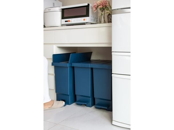 【レビュー投稿で100円OFFクーポン】送料無料 平和工業 バタフライPペール 32L ナイトブルー ペダルオープンタイプ ゴミ箱 ゴミ袋 清掃 [3]