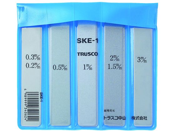 【商品説明】●各種バイト、治具その他の下に敷き旋盤、シカル盤、ミーリング、セーパープレス、ボール盤すべての芯出しに使用でき、大変便利です。●厚さ調整にもご利用できます。【仕様】●型番：SKE-1●入数：15枚●幅（mm）：20●長さ（mm）：120●セット内容厚さ（mm）×枚数：0．2×2、0．3×3、0．5×4、1．0×3、1．5×1、2．0×1、3．0×1【備考】※メーカーの都合により、パッケージ・仕様等は予告なく変更になる場合がございます。【検索用キーワード】TRUSCOスケイタ芯出プレート　トラスコスケイタシンデプレート　TRUSCO治工具　SKE1　工作機工具　ツーリング治工具　レベル調整治具　芯出しプレート　4989999340624　1090704　TRUSCO　スケイタ芯出プレート　SKE−1　RPUP_02　R636FF芯出し作業に。