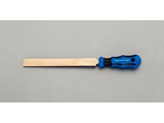 【仕様】●刃幅：20mm●全長：320mm●刃長：200mm●材質：アルミニウム青銅、ハンドル（青）：プラスチック●防爆仕様で、非磁性の耐腐食性がある平らなスクレーパーです。●重量：225g●アルミニウム青銅とは、銅を80〜90％にし、アルミニウムの他鉄、ニッケル、マンガンを加えたもので、引張強度、硬度がともにリン青銅より高く機械部品としてよく使用されます。●米職業安全衛生管理局（OSHA）／全国防火協会（NFPA）も推奨アンプコ製品は、アメリカの消防・軍隊・ミサイル工場等、様々な現場で使用されています。【備考】※メーカーの都合により、パッケージ・仕様等は予告なく変更になる場合がございます。【検索用キーワード】エスコ　ESCO　えすこ　20x320mmスクレーパー(ノンスパーキング)　スクレーパーノンスパーキング20×320mm　防爆工具　[防爆]やすり　作業用品・工具　作業用品・工具　防爆・絶縁工具　スクレーパー(防爆)　EA642KC-1　EA642KC1　4518340347939　R5338J防爆・非磁性で耐食性にも優れています