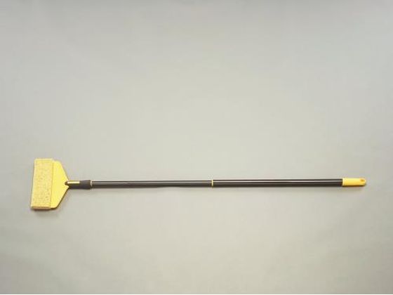 【仕様】●モップサイズ：230（W）×80mm●伸縮柄長：600〜1200mm●水、油性仕上げ剤・染料用●ブラシ付パッドでフェンスの塗布が素早く簡単、スムーズに行えます。●パッドはマジックテープ式で取り外し、お手入れ簡単。●吸湿性、耐引裂性に優れており、しっかり液体を塗布しながらも液ダレを防ぎます。【備考】※メーカーの都合により、パッケージ・仕様等は予告なく変更になる場合がございます。【検索用キーワード】エスコ　ESCO　えすこ　230mmx600-1200mmペインター(木材用)　ペインター木材用230mm×600-1200mm　板金・コンクリート・左官・大工・内装・塗装・ガラス道具　ローラー刷毛　作業用品・工具　工事用品　塗装・内装用品　刷毛　EA928BR-12　EA928BR12　4550061381212　R2073L先端は曲がりやすい形状で、でこぼこした面でも塗りやすくなめらかに仕上げます。