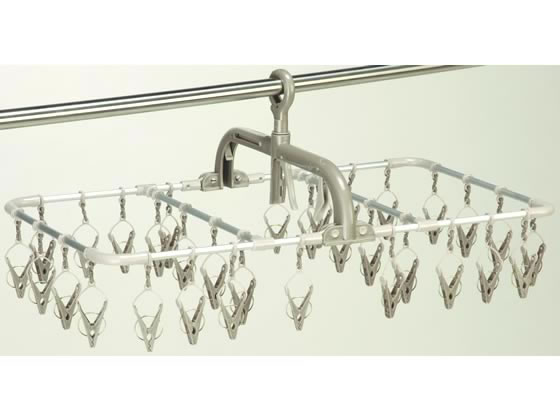 【商品説明】キャッチフックの横と下に開閉用レバーを付けているので、高い所にも低い所にも楽に干せます。ドアなどに掛けられるフック付なので、室内干しに便利です。ピンチ部分に工夫をしているので、ピンチがからみにくく、洗濯物を下に引っ張るとピンチが...