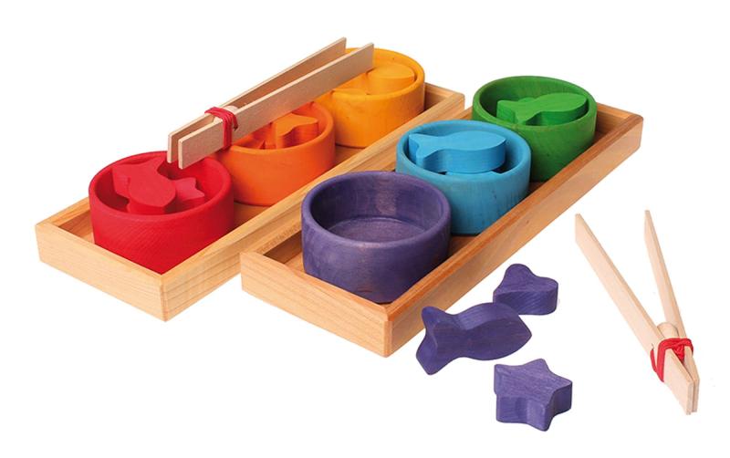 グリムス GRIMM'S 玩具 おもちゃ 知育玩具 積み木 インテリア 見立て遊び ソーティングゲーム レインボー SH42125サイズ(約):本体サイズ(パッケージサイズ)/19.3×25.3×7.8cm本体重量(約):1000g素材・材質:無垢材・合板 (リンデン、ハンノキ)生産国:ボスニア