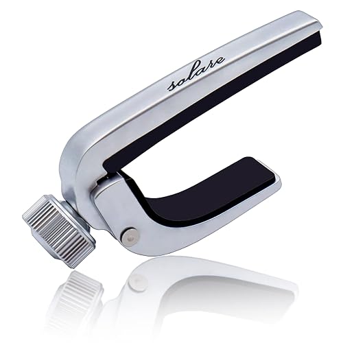 【中古】(未使用品)Solare カポタスト カポ ギター アコギ エレキ クラシック アコースティックギター用 (シルバー)【メーカー名】【メーカー型番】【ブランド名】Solare カポタスト 【商品説明】Solare カポタスト カポ ギター アコギ エレキ クラシック アコースティックギター用 (シルバー)?【入門者から上級者まで】音楽用品専門ブランドSolareのイチオシのカポタスト！初心者セットのオマケで付属している扱いずらいカポタストを使っていませんか？Solareのカポは簡単に脱着ができ、お子様や女性の方でもとても使いやすい仕様です。さらにバネ式ではとても不安定な音程・ピッチがこのカポではとても正確なピッチで演奏ができ、初心者から上級者までご満足いただけるカポタストです！?【らくらく取付】カポタストをネックに当て、ネジを回すだけで簡単に装着できます！バネ式ではお子様、女性の方、握力に自信のない方でも安心して取りつけることができます。弦を押さえる面には適度な柔らかさのゴムを使用しており大切なギターを傷付ける心配もありません！?【ほぼ全てのギターに対応】Solareのカポタストはアコースティックギター、エレキギターの演奏家にテストしていただき、どのタイプのギターにも使用できる製品をご用意いたしました！ウクレレはコンサート、テナーサイズの場合のみ使用できます！※クラシックギターの場合、指板が概ね56m以内の部分に使用できます。事前にご確認をお願いいたします。?【正確な音程・ピッチ】弦を押さえる面の長さを約57mmに設定しているので、どのタイプのギターにもお使いになれます。またバネ式では挟む力が強くチューニングが狂いやすいところを、ネジで調整でき、ゴムも適度な硬さでスチール弦でもクラシックギター弦でも安定したチューニングで演奏できます！?【嬉しい保証付き】Solareではそれぞれの製品に対して延長保証がついております。万が一、不具合などがあった場合には、日本人の音楽経験の豊富なスタッフたちがサポートいたします！初期不良に関する返品 商品到着から7日間以内に初期不良が発生した場合のみ、返品をお受けいたします。 お客様都合のキャンセル・返品 イメージと異なる、必要でなくなった等の理由によるキャンセル・返品は一切お受けしておりません。 商品画像について 掲載されている写真は代表画像です。実際の商品とは異なる場合がありますので、予めご了承ください。 在庫状況について 他のモールでも販売しているため、ご注文のタイミングによっては商品がご用意できない場合があります。 その場合、キャンセルのご連絡をさせていただきます。 上記ご理解の上、お買い求めいただけますようお願い申し上げます。 ご注文からお届けまで1．ご注文　　ご注文は24時間受け付けております 2．注文確認ご注文後、注文確認メールを送信します 3．在庫確認　多モールでも併売の為、在庫切れの場合はご連絡させて頂きます。　 ※中古品は受注後に、再メンテナンス、梱包しますのでお届けまで4〜10営業日程度とお考え下さい。 4．入金確認　前払い決済をご選択の場合、ご入金確認後に商品確保・配送手配を致します。 5．出荷 　配送準備が整い次第、出荷致します。配送業者、追跡番号等の詳細をメール送信致します。 6．到着　出荷後、1〜3日後に商品が到着します。 　※離島、北海道、九州、沖縄は遅れる場合がございます。予めご了承下さい。【ご注意】中古品につき、説明文に「特典あり」の記載があっても、特典は付属しません。ご了承ください。