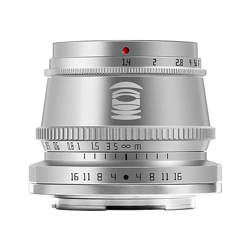 【中古】(未使用品)TTArtisan 35mm F1.4 RF マウントレンズ APS-C 手動焦点固定レンズ キヤノンRFマウントカメラ用,銀【メーカー名】【メーカー型番】【ブランド名】TTARTISAN 675655011 【商品説明】TTArtisan 35mm F1.4 RF マウントレンズ APS-C 手動焦点固定レンズ キヤノンRFマウントカメラ用,銀F1.4大口径、APS-Cマニュアルフォーカス、ゾナークラシック構造。夜景撮影能力、強い背景ぼかし能力、被写体のハイライト、夜景撮影時のノイズを抑え、画質を向上させるのに役立ちます。人間の目に近い視点で、作品をより生き生きとした匂いに満ちたものにします。最小焦点距離0.28m、詳細を表示。レトロで絶妙なデザイン、180gの重さのみ、コンパクトで持ち運び可能。初期不良に関する返品 商品到着から7日間以内に初期不良が発生した場合のみ、返品をお受けいたします。 お客様都合のキャンセル・返品 イメージと異なる、必要でなくなった等の理由によるキャンセル・返品は一切お受けしておりません。 商品画像について 掲載されている写真は代表画像です。実際の商品とは異なる場合がありますので、予めご了承ください。 在庫状況について 他のモールでも販売しているため、ご注文のタイミングによっては商品がご用意できない場合があります。 その場合、キャンセルのご連絡をさせていただきます。 上記ご理解の上、お買い求めいただけますようお願い申し上げます。 ご注文からお届けまで1．ご注文　　ご注文は24時間受け付けております 2．注文確認ご注文後、注文確認メールを送信します 3．在庫確認　多モールでも併売の為、在庫切れの場合はご連絡させて頂きます。　 ※中古品は受注後に、再メンテナンス、梱包しますのでお届けまで4〜10営業日程度とお考え下さい。 4．入金確認　前払い決済をご選択の場合、ご入金確認後に商品確保・配送手配を致します。 5．出荷 　配送準備が整い次第、出荷致します。配送業者、追跡番号等の詳細をメール送信致します。 6．到着　出荷後、1〜3日後に商品が到着します。 　※離島、北海道、九州、沖縄は遅れる場合がございます。予めご了承下さい。【ご注意】中古品につき、説明文に「特典あり」の記載があっても、特典は付属しません。ご了承ください。