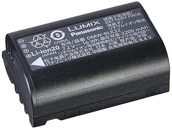 【中古】(非常に良い)パナソニック(Panasonic) 【メーカー純正品】 DMW-BLK22 LUMIX バッテリー パック【メーカー名】【メーカー型番】【ブランド名】パナソニック(Panasonic) カメラ用バッテリーパック 【商品説明】パナソニック(Panasonic) 【メーカー純正品】 DMW-BLK22 LUMIX バッテリー パック? パナソニック S5シリーズ専用 バッテリーパック ルミックス DMW-BLK22?外形寸法:約 幅56.6mm×高さ20.9mm×奥行き39.3mm?質量:約81.5g※ご購入前にご確認ください ・中古品のため、状態や付属品に個体差がございます ・お客様都合による返品・キャンセルはお受けしておりません ・当店は複数モールで在庫を共有しているため、タイミングにより欠品となる場合がございます ■ 安心してご購入いただくために 当店では、商品を一点ずつ検品・動作確認のうえ出荷しております。 中古品ではございますが、できる限り安心してご使用いただける状態でお届けできるよう努めております。 ■ 付属品について 中古品のため、説明書・外箱・CD-ROM等は付属しない場合がございます。 また、商品名に「限定」や「保証」と記載があっても、特典や保証、ダウンロードコードは付属いたしません。 レンタル落ち商品につきましては、収納BOX・DVDケースもないものとしてお考えください。 掲載内容と付属品が異なる場合、受注前に内容確認のメールをお送りいたします。 ■ 商品画像について 掲載画像はイメージ画像または代表画像を使用しておりますので、あらかじめご了承ください。 ■ 商品の状態について 中古品のため、キズ・汚れ・使用感等がある場合がございます。あらかじめご理解のうえご購入をお願いいたします。 ■ 在庫について ご注文のタイミングにより、在庫切れとなる場合がございます。その際は誠に恐縮ですが、キャンセルのご案内を差し上げる場合がございます。 ■ ご注文からお届けまで 1．ご注文 ご注文は24時間受け付けております。 2．ご注文確認 ご注文後、当店より確認メールをお送りいたします。 3．在庫確認・出荷準備 当店では複数モールで併売しているため、ご注文後に在庫確認を行っております。 また、中古品は再点検・メンテナンス・梱包を行うため、発送まで4〜10営業日ほどお時間をいただきます。 4．出荷 発送後、配送業者および追跡番号をご案内いたします。 5．お届け 出荷後、通常1〜3日程度で到着いたします。 ※北海道・沖縄・離島はお時間をいただく場合がございます。 ■ 返品・キャンセルについて 【初期不良について】 商品到着後7日以内にご連絡いただいた場合に限り、返品・返金または交換対応をいたします。 【お客様都合による返品・キャンセル】 イメージ違い・不要になった等の理由による返品・キャンセルはお受けしておりません。【ご注意】中古品につき、説明文に「特典あり」の記載があっても、特典は付属しません。ご了承ください。