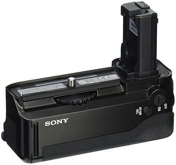 【中古】(非常に良い)SONY 縦位置グリップ VG-C1EM【メーカー名】【メーカー型番】【ブランド名】Sony カメラ用バッテリーグリップ・バッテリーケース 【商品説明】SONY 縦位置グリップ VG-C1EM大きさ:約 幅130×高さ101×奥行53mm質量:約250g (バッテリー含まず、バッテリートレイのみ含む)材質:エンジニアリングプラスチック種類: 単品※ご購入前にご確認ください ・中古品のため、状態や付属品に個体差がございます ・お客様都合による返品・キャンセルはお受けしておりません ・当店は複数モールで在庫を共有しているため、タイミングにより欠品となる場合がございます ■ 安心してご購入いただくために 当店では、商品を一点ずつ検品・動作確認のうえ出荷しております。 中古品ではございますが、できる限り安心してご使用いただける状態でお届けできるよう努めております。 ■ 付属品について 中古品のため、説明書・外箱・CD-ROM等は付属しない場合がございます。 また、商品名に「限定」や「保証」と記載があっても、特典や保証、ダウンロードコードは付属いたしません。 レンタル落ち商品につきましては、収納BOX・DVDケースもないものとしてお考えください。 掲載内容と付属品が異なる場合、受注前に内容確認のメールをお送りいたします。 ■ 商品画像について 掲載画像はイメージ画像または代表画像を使用しておりますので、あらかじめご了承ください。 ■ 商品の状態について 中古品のため、キズ・汚れ・使用感等がある場合がございます。あらかじめご理解のうえご購入をお願いいたします。 ■ 在庫について ご注文のタイミングにより、在庫切れとなる場合がございます。その際は誠に恐縮ですが、キャンセルのご案内を差し上げる場合がございます。 ■ ご注文からお届けまで 1．ご注文 ご注文は24時間受け付けております。 2．ご注文確認 ご注文後、当店より確認メールをお送りいたします。 3．在庫確認・出荷準備 当店では複数モールで併売しているため、ご注文後に在庫確認を行っております。 また、中古品は再点検・メンテナンス・梱包を行うため、発送まで4〜10営業日ほどお時間をいただきます。 4．出荷 発送後、配送業者および追跡番号をご案内いたします。 5．お届け 出荷後、通常1〜3日程度で到着いたします。 ※北海道・沖縄・離島はお時間をいただく場合がございます。 ■ 返品・キャンセルについて 【初期不良について】 商品到着後7日以内にご連絡いただいた場合に限り、返品・返金または交換対応をいたします。 【お客様都合による返品・キャンセル】 イメージ違い・不要になった等の理由による返品・キャンセルはお受けしておりません。【ご注意】中古品につき、説明文に「特典あり」の記載があっても、特典は付属しません。ご了承ください。