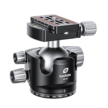 【中古】Leofoto レオフォト LH-47 自由雲台 ボール径47mm アルカスイス互換【メーカー名】【メーカー型番】【ブランド名】leofoto 雲台・ヘッド 【商品説明】Leofoto レオフォト LH-47 自由雲台 ボール径47mm アルカスイス互換主な仕様　ボール径：47mm　ベース径：62mm　高さ：98　耐荷重量：22kg　重量：625g　三脚取付ネジ：UNC1/4(細ネジ)、3/8(太ネジ)　付属プレート：QP-70N※ご購入前にご確認ください ・中古品のため、状態や付属品に個体差がございます ・お客様都合による返品・キャンセルはお受けしておりません ・当店は複数モールで在庫を共有しているため、タイミングにより欠品となる場合がございます ■ 安心してご購入いただくために 当店では、商品を一点ずつ検品・動作確認のうえ出荷しております。 中古品ではございますが、できる限り安心してご使用いただける状態でお届けできるよう努めております。 ■ 付属品について 中古品のため、説明書・外箱・CD-ROM等は付属しない場合がございます。 また、商品名に「限定」や「保証」と記載があっても、特典や保証、ダウンロードコードは付属いたしません。 レンタル落ち商品につきましては、収納BOX・DVDケースもないものとしてお考えください。 掲載内容と付属品が異なる場合、受注前に内容確認のメールをお送りいたします。 ■ 商品画像について 掲載画像はイメージ画像または代表画像を使用しておりますので、あらかじめご了承ください。 ■ 商品の状態について 中古品のため、キズ・汚れ・使用感等がある場合がございます。あらかじめご理解のうえご購入をお願いいたします。 ■ 在庫について ご注文のタイミングにより、在庫切れとなる場合がございます。その際は誠に恐縮ですが、キャンセルのご案内を差し上げる場合がございます。 ■ ご注文からお届けまで 1．ご注文 ご注文は24時間受け付けております。 2．ご注文確認 ご注文後、当店より確認メールをお送りいたします。 3．在庫確認・出荷準備 当店では複数モールで併売しているため、ご注文後に在庫確認を行っております。 また、中古品は再点検・メンテナンス・梱包を行うため、発送まで4〜10営業日ほどお時間をいただきます。 4．出荷 発送後、配送業者および追跡番号をご案内いたします。 5．お届け 出荷後、通常1〜3日程度で到着いたします。 ※北海道・沖縄・離島はお時間をいただく場合がございます。 ■ 返品・キャンセルについて 【初期不良について】 商品到着後7日以内にご連絡いただいた場合に限り、返品・返金または交換対応をいたします。 【お客様都合による返品・キャンセル】 イメージ違い・不要になった等の理由による返品・キャンセルはお受けしておりません。【ご注意】中古品につき、説明文に「特典あり」の記載があっても、特典は付属しません。ご了承ください。
