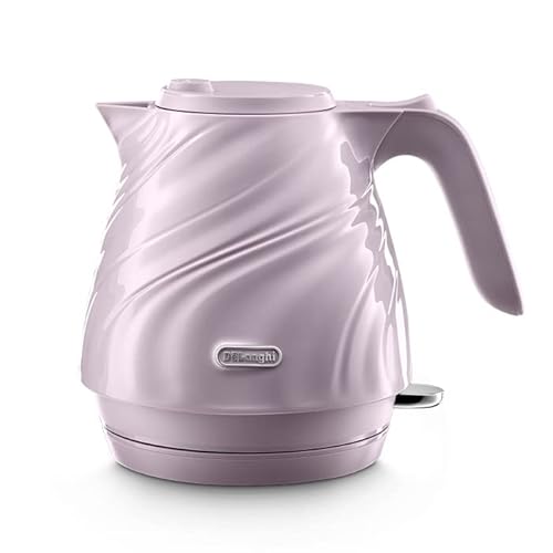 【中古】De’Longhi (デロンギ) 電気ケトル セタ KBS1200J-V イタリアンデザイン 0.8L シルクドレ—プ 軽量 コンパクト ワンプッシュオープン [ラベンダー] デロンギファミリー登録で3年保証【メーカー名】【メーカー型番】【ブランド名】De'Longhi(デロンギ) 電気ケトル 【商品説明】De’Longhi (デロンギ) 電気ケトル セタ KBS1200J-V イタリアンデザイン 0.8L シルクドレ—プ 軽量 コンパクト ワンプッシュオープン [ラベンダー] デロンギファミリー登録で3年保証De’Longhi (デロンギ) 電気ケトル セタ KBS1200J-V※ご購入前にご確認ください ・中古品のため、状態や付属品に個体差がございます ・お客様都合による返品・キャンセルはお受けしておりません ・当店は複数モールで在庫を共有しているため、タイミングにより欠品となる場合がございます ■ 安心してご購入いただくために 当店では、商品を一点ずつ検品・動作確認のうえ出荷しております。 中古品ではございますが、できる限り安心してご使用いただける状態でお届けできるよう努めております。 ■ 付属品について 中古品のため、説明書・外箱・CD-ROM等は付属しない場合がございます。 また、商品名に「限定」や「保証」と記載があっても、特典や保証、ダウンロードコードは付属いたしません。 レンタル落ち商品につきましては、収納BOX・DVDケースもないものとしてお考えください。 掲載内容と付属品が異なる場合、受注前に内容確認のメールをお送りいたします。 ■ 商品画像について 掲載画像はイメージ画像または代表画像を使用しておりますので、あらかじめご了承ください。 ■ 商品の状態について 中古品のため、キズ・汚れ・使用感等がある場合がございます。あらかじめご理解のうえご購入をお願いいたします。 ■ 在庫について ご注文のタイミングにより、在庫切れとなる場合がございます。その際は誠に恐縮ですが、キャンセルのご案内を差し上げる場合がございます。 ■ ご注文からお届けまで 1．ご注文 ご注文は24時間受け付けております。 2．ご注文確認 ご注文後、当店より確認メールをお送りいたします。 3．在庫確認・出荷準備 当店では複数モールで併売しているため、ご注文後に在庫確認を行っております。 また、中古品は再点検・メンテナンス・梱包を行うため、発送まで4〜10営業日ほどお時間をいただきます。 4．出荷 発送後、配送業者および追跡番号をご案内いたします。 5．お届け 出荷後、通常1〜3日程度で到着いたします。 ※北海道・沖縄・離島はお時間をいただく場合がございます。 ■ 返品・キャンセルについて 【初期不良について】 商品到着後7日以内にご連絡いただいた場合に限り、返品・返金または交換対応をいたします。 【お客様都合による返品・キャンセル】 イメージ違い・不要になった等の理由による返品・キャンセルはお受けしておりません。【ご注意】中古品につき、説明文に「特典あり」の記載があっても、特典は付属しません。ご了承ください。