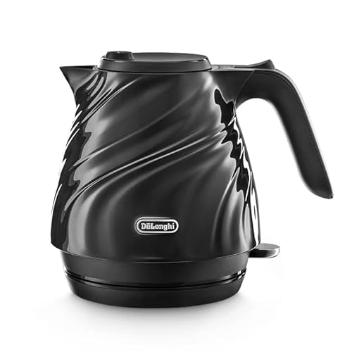 【中古】(非常に良い)De’Longhi (デロンギ) 電気ケトル セタ KBS1200J-BK イタリアンデザイン 0.8L シルクドレ—プ 軽量 コンパクト ワンプッシュオープン [ブラック] デロンギファミリー登録で3年保証【メーカー名】【メーカー型番】【ブランド名】De'Longhi(デロンギ) 電気ケトル 【商品説明】De’Longhi (デロンギ) 電気ケトル セタ KBS1200J-BK イタリアンデザイン 0.8L シルクドレ—プ 軽量 コンパクト ワンプッシュオープン [ブラック] デロンギファミリー登録で3年保証De’Longhi (デロンギ) 電気ケトル セタ KBS1200J-BK※ご購入前にご確認ください ・中古品のため、状態や付属品に個体差がございます ・お客様都合による返品・キャンセルはお受けしておりません ・当店は複数モールで在庫を共有しているため、タイミングにより欠品となる場合がございます ■ 安心してご購入いただくために 当店では、商品を一点ずつ検品・動作確認のうえ出荷しております。 中古品ではございますが、できる限り安心してご使用いただける状態でお届けできるよう努めております。 ■ 付属品について 中古品のため、説明書・外箱・CD-ROM等は付属しない場合がございます。 また、商品名に「限定」や「保証」と記載があっても、特典や保証、ダウンロードコードは付属いたしません。 レンタル落ち商品につきましては、収納BOX・DVDケースもないものとしてお考えください。 掲載内容と付属品が異なる場合、受注前に内容確認のメールをお送りいたします。 ■ 商品画像について 掲載画像はイメージ画像または代表画像を使用しておりますので、あらかじめご了承ください。 ■ 商品の状態について 中古品のため、キズ・汚れ・使用感等がある場合がございます。あらかじめご理解のうえご購入をお願いいたします。 ■ 在庫について ご注文のタイミングにより、在庫切れとなる場合がございます。その際は誠に恐縮ですが、キャンセルのご案内を差し上げる場合がございます。 ■ ご注文からお届けまで 1．ご注文 ご注文は24時間受け付けております。 2．ご注文確認 ご注文後、当店より確認メールをお送りいたします。 3．在庫確認・出荷準備 当店では複数モールで併売しているため、ご注文後に在庫確認を行っております。 また、中古品は再点検・メンテナンス・梱包を行うため、発送まで4〜10営業日ほどお時間をいただきます。 4．出荷 発送後、配送業者および追跡番号をご案内いたします。 5．お届け 出荷後、通常1〜3日程度で到着いたします。 ※北海道・沖縄・離島はお時間をいただく場合がございます。 ■ 返品・キャンセルについて 【初期不良について】 商品到着後7日以内にご連絡いただいた場合に限り、返品・返金または交換対応をいたします。 【お客様都合による返品・キャンセル】 イメージ違い・不要になった等の理由による返品・キャンセルはお受けしておりません。【ご注意】中古品につき、説明文に「特典あり」の記載があっても、特典は付属しません。ご了承ください。