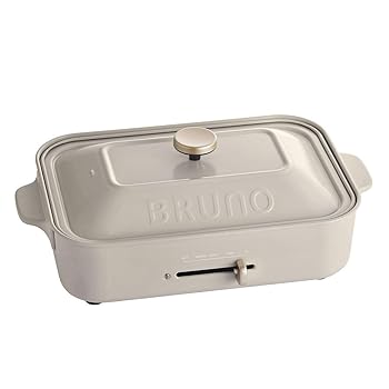 【中古】(非常に良い)BRUNO コンパクトホットプレート グレージュ サイズなし BOE021-ASGZ【メーカー名】【メーカー型番】【ブランド名】BRUNO ホットプレート 【商品説明】BRUNO コンパクトホットプレート グレージュ サイズなし BOE021-ASGZ[原産国]:中国製[採寸]:サイズ:W375×H140×D235mm/重量:約2300g機能：定格消費電力：1200W、プレート取り替え式、温度調節（65℃〜250℃）、安全装置（サーモスタット/温度ヒューズ）、フッ素樹脂コートプレート電源：AC100V付属品：平面プレート、たこ焼きプレート、木べら、マグネット式脱着電源コード※ご購入前にご確認ください ・中古品のため、状態や付属品に個体差がございます ・お客様都合による返品・キャンセルはお受けしておりません ・当店は複数モールで在庫を共有しているため、タイミングにより欠品となる場合がございます ■ 安心してご購入いただくために 当店では、商品を一点ずつ検品・動作確認のうえ出荷しております。 中古品ではございますが、できる限り安心してご使用いただける状態でお届けできるよう努めております。 ■ 付属品について 中古品のため、説明書・外箱・CD-ROM等は付属しない場合がございます。 また、商品名に「限定」や「保証」と記載があっても、特典や保証、ダウンロードコードは付属いたしません。 レンタル落ち商品につきましては、収納BOX・DVDケースもないものとしてお考えください。 掲載内容と付属品が異なる場合、受注前に内容確認のメールをお送りいたします。 ■ 商品画像について 掲載画像はイメージ画像または代表画像を使用しておりますので、あらかじめご了承ください。 ■ 商品の状態について 中古品のため、キズ・汚れ・使用感等がある場合がございます。あらかじめご理解のうえご購入をお願いいたします。 ■ 在庫について ご注文のタイミングにより、在庫切れとなる場合がございます。その際は誠に恐縮ですが、キャンセルのご案内を差し上げる場合がございます。 ■ ご注文からお届けまで 1．ご注文 ご注文は24時間受け付けております。 2．ご注文確認 ご注文後、当店より確認メールをお送りいたします。 3．在庫確認・出荷準備 当店では複数モールで併売しているため、ご注文後に在庫確認を行っております。 また、中古品は再点検・メンテナンス・梱包を行うため、発送まで4〜10営業日ほどお時間をいただきます。 4．出荷 発送後、配送業者および追跡番号をご案内いたします。 5．お届け 出荷後、通常1〜3日程度で到着いたします。 ※北海道・沖縄・離島はお時間をいただく場合がございます。 ■ 返品・キャンセルについて 【初期不良について】 商品到着後7日以内にご連絡いただいた場合に限り、返品・返金または交換対応をいたします。 【お客様都合による返品・キャンセル】 イメージ違い・不要になった等の理由による返品・キャンセルはお受けしておりません。【ご注意】中古品につき、説明文に「特典あり」の記載があっても、特典は付属しません。ご了承ください。