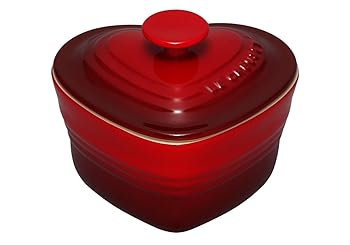 【中古】ルクルーゼ ラムカン・ダムール 蓋付 チェリーレッド 910031-00【メーカー名】【メーカー型番】【ブランド名】Le Creuset(ル・クルーゼ) ココット・スフレ型 【商品説明】ルクルーゼ ラムカン・ダムール 蓋付 チェリーレッド 910031-00サイズ: 11.5×10.3×H9.2cm重量: 0.5kg容量: 0.24L素材: ストーンウェア(陶器)※ご購入前にご確認ください ・中古品のため、状態や付属品に個体差がございます ・お客様都合による返品・キャンセルはお受けしておりません ・当店は複数モールで在庫を共有しているため、タイミングにより欠品となる場合がございます ■ 安心してご購入いただくために 当店では、商品を一点ずつ検品・動作確認のうえ出荷しております。 中古品ではございますが、できる限り安心してご使用いただける状態でお届けできるよう努めております。 ■ 付属品について 中古品のため、説明書・外箱・CD-ROM等は付属しない場合がございます。 また、商品名に「限定」や「保証」と記載があっても、特典や保証、ダウンロードコードは付属いたしません。 レンタル落ち商品につきましては、収納BOX・DVDケースもないものとしてお考えください。 掲載内容と付属品が異なる場合、受注前に内容確認のメールをお送りいたします。 ■ 商品画像について 掲載画像はイメージ画像または代表画像を使用しておりますので、あらかじめご了承ください。 ■ 商品の状態について 中古品のため、キズ・汚れ・使用感等がある場合がございます。あらかじめご理解のうえご購入をお願いいたします。 ■ 在庫について ご注文のタイミングにより、在庫切れとなる場合がございます。その際は誠に恐縮ですが、キャンセルのご案内を差し上げる場合がございます。 ■ ご注文からお届けまで 1．ご注文 ご注文は24時間受け付けております。 2．ご注文確認 ご注文後、当店より確認メールをお送りいたします。 3．在庫確認・出荷準備 当店では複数モールで併売しているため、ご注文後に在庫確認を行っております。 また、中古品は再点検・メンテナンス・梱包を行うため、発送まで4〜10営業日ほどお時間をいただきます。 4．出荷 発送後、配送業者および追跡番号をご案内いたします。 5．お届け 出荷後、通常1〜3日程度で到着いたします。 ※北海道・沖縄・離島はお時間をいただく場合がございます。 ■ 返品・キャンセルについて 【初期不良について】 商品到着後7日以内にご連絡いただいた場合に限り、返品・返金または交換対応をいたします。 【お客様都合による返品・キャンセル】 イメージ違い・不要になった等の理由による返品・キャンセルはお受けしておりません。【ご注意】中古品につき、説明文に「特典あり」の記載があっても、特典は付属しません。ご了承ください。