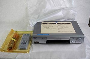 【中古】SONY VHSビデオデッキ SLV-NR300 リモコン付き【メーカー名】【メーカー型番】【ブランド名】ソニー(SONY)【商品説明】SONY VHSビデオデッキ SLV-NR300 リモコン付き★人気商品です当店では初期不良に限り、商品到着から7日間は返品をお受けいたします。イメージと違う、必要でなくなった等、お客様都合のキャンセル・返品は一切お受けしておりません。中古品の場合、基本的に説明書・外箱・ドライバーインストール用のCD-ROMはついておりません。商品名に「限定」「保証」等の記載がある場合でも特典や保証・ダウンロードコードは付いておりません。写真は代表画像であり実際にお届けする商品の状態とは異なる場合があります。掲載と付属品が異なる場合は受注前に内容確認メールをお送りします。中古品の場合は中古の特性上、キズ・汚れがある場合があります。レンタル落ち商品は収納BOXや特典類など一切の付属品はありません他モール併売のため、万が一お品切れの場合はご連絡致します。ご注文からお届けまで1．ご注文　 ご注文は24時間受け付けております2．注文確認 　ご注文後、注文確認メールを送信します3．在庫確認　　　　 在庫切れの場合はご連絡させて頂きます。　 ※中古品は受注後に、再メンテナンス、梱包しますのでお届けまで4〜7営業日程度とお考え下さい。4．入金確認 前払い決済をご選択の場合、ご入金確認後、配送手配を致します。5．出荷 配送準備が整い次第、出荷致します。配送業者、追跡番号等の詳細をメール送信致します。6．到着　 出荷後、1〜3日後に商品が到着します。 ※離島、北海道、九州、沖縄は遅れる場合がございます。予めご了承下さい。