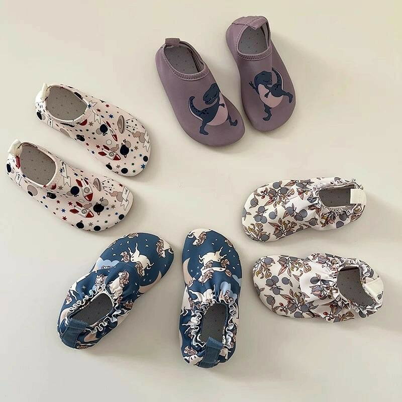 ■ カラーブラック、ブラウン、カーキ、ネイビー■ 素材ポリエステル■ サイズ24-25(12.9-14cm)26-27(14.3-15.3cm)28-29(15.5-16.5cm)30-31(16.6-17.8cm)■ 注意書き※モニター環境により色味が異なる場合があります。※初期の折り畳みシワや若干の匂いがする場合がございますが、ご使用に支障はありません。※平置き寸法です。実際のサイズと誤差が生じることがあります。