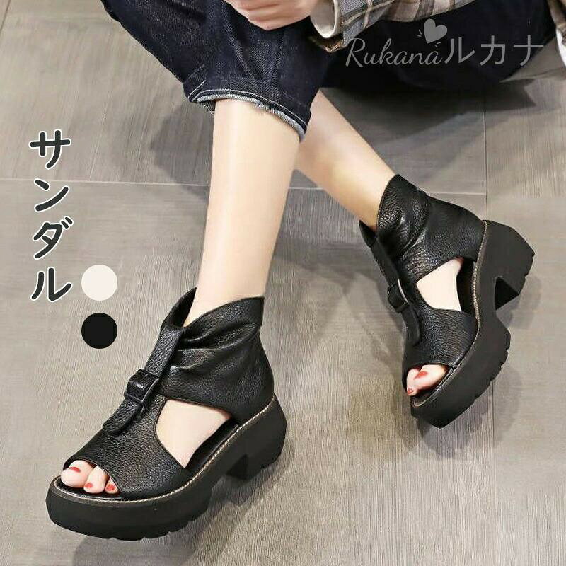■ カラーブラック/ブラウン/ベージュ■ サイズ35（内寸22.5cm）、36（内寸23cm）、37（内寸23.5cm）、38（内寸24cm）、39（内寸24.5cm）、40（内寸25cm）■ 素材PU+ゴム■ 製造国中国■ セット内容シューズ単品■ 特徴厚底グラディエーターサンダルスタイルで、ブーツサンダルの要素も取り入れています。バックル付きで、モダンかつエッジの効いたデザインが特徴です。ジッパー付きで着脱が簡単、オープントゥデザインで蒸れにくく、幅広設計で足の形にフィットしやすく、5cmのウェッジソールが足を長く見せて美脚効果を発揮します。厚底なので安定感もあり、歩きやすさも抜群です。シックなブラック、ブラウン、ベージュで様々なコーディネートにも合わせやすく、高品質な素材を使用しており耐久性も高いです。■ 注意事項寸法は手測りなので若干誤差がございますが、予めご了承ください。お品物の色合いは、写真撮影、パソコン画面表示等の環境の違いにより、若干異なる場合がございます。モデル写真に使用されているアクセサリー小物は別途記載が無い限り付属いたしません。在庫を共有している為、ご注文いただいた商品が欠品となる場合がございます。お届けから3日以上経過した場合は、返品.交換をお受けできません。※沖縄、離島などに送るまでは追加送料1800円が発生いたします。