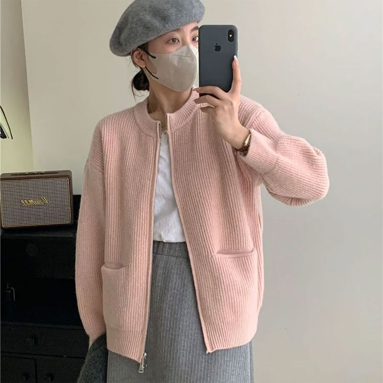 Cocolon 楽天市場店のノーカラー ニット カーディガン ニットカーディガン ジップアップ レディース ニットジャケット 秋冬 ニット カーディガン 秋 トップス ニットウェア おしゃれ カジュアル 無地 シンプル あたたか 保温 大きいサイズ 大人 女性 ゆったり 体型カバー 着瘦せ｜アングル2