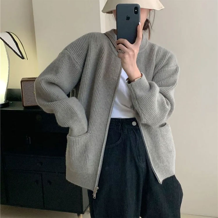 Cocolon 楽天市場店のノーカラー ニット カーディガン ニットカーディガン ジップアップ レディース ニットジャケット 秋冬 ニット カーディガン 秋 トップス ニットウェア おしゃれ カジュアル 無地 シンプル あたたか 保温 大きいサイズ 大人 女性 ゆったり 体型カバー 着瘦せ｜アングル3