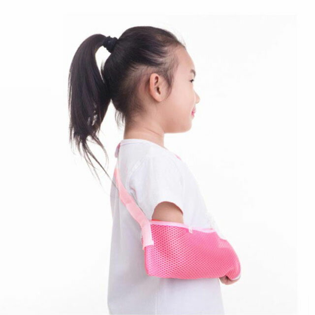 送料無料 子供用 アームホルダー 三角巾 骨折 脱臼 腕つりサポーター 女の子 男の子 腕吊り 腕サポーター 捻挫 怪我 キッズ アームスリング アームリーダー 通気性 メッシュ ギプス 固定 腕の骨折 サポーター サイズ調整 軽量 ショルダーパッド シンプル 左右兼用