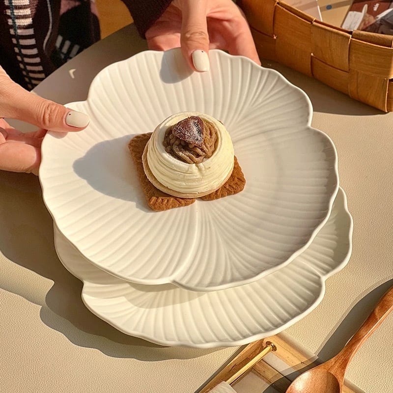 花びらプレート ホワイト 花型 花びらデザイン 平皿 白 デザインプレート プレート　朝食プレート お皿 食器 ケーキ皿 平皿 韓国食器 北欧食器 韓国雑貨 韓国インテリア 食器 コップ 可愛い プレゼント セラミックのサムネイル