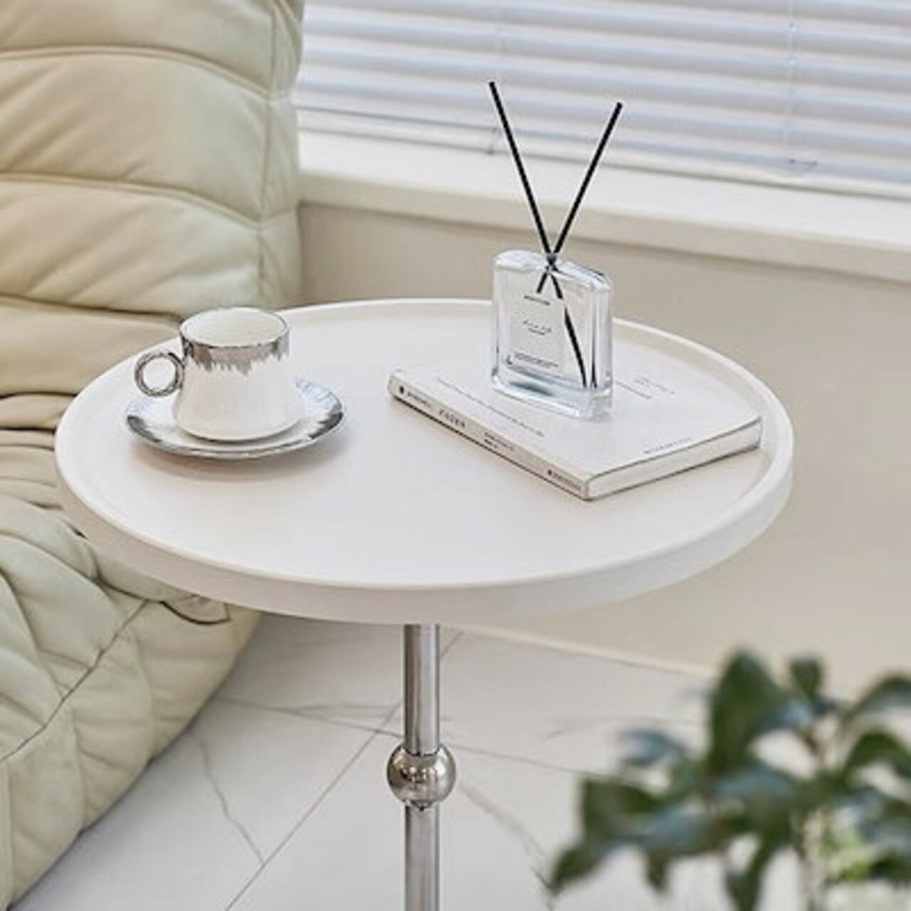 ラウンドサイドテーブル 直径50cm 高さ53cm ホワイト × シルバー 丸型 モダン シンプル 韓国インテリア 北欧インテリア ナイトテーブル ソファサイド デスク コーヒーテーブル おしゃれ