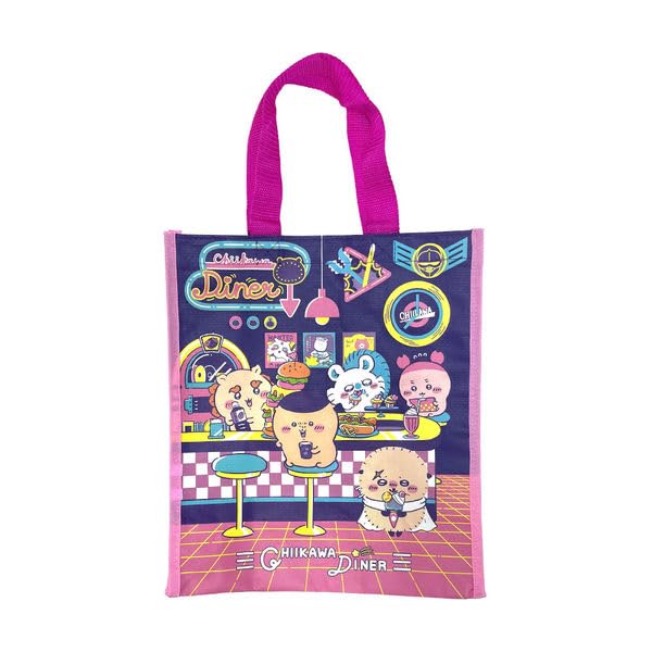 カジュアルバッグディナー/ミニ/S2338360・パッケージ個数:1・80年代ポップなカラーリングが楽しい「ちいかわ」ステーショナリー・特長PP素材を使用した、レジャーシートのような軽量バッグ・内容1個・サイズW300×H340×D140mm・材質PP・ポリエステル80年代ポップなカラーリングが楽しい「ちいかわ」ステーショナリー PP素材を使用した、レジャーシートのような軽量バッグです。 汚れにくく濡れにくいため気軽にお使いいただけます。 ディナー柄。