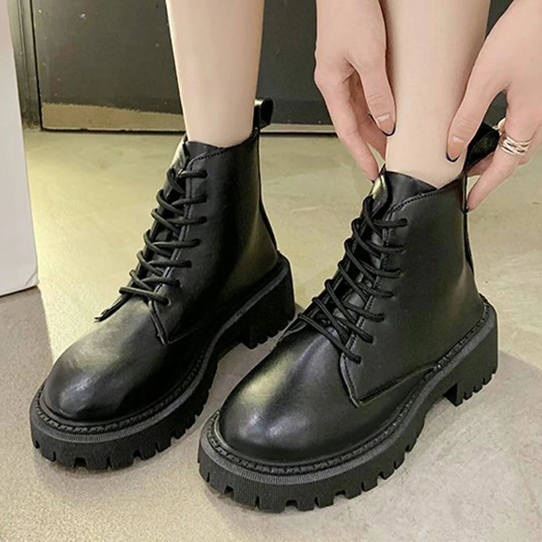ミニ丈ブーツ シューズ デイリーユース ワンピーススタイル スカートスタイル イージーケア 紐 フラットブーツ ハード 厚底 ール