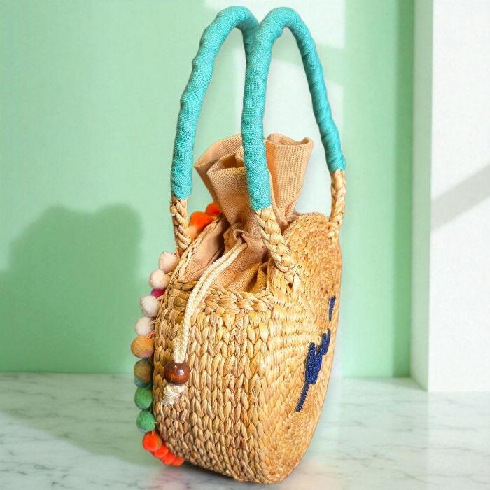 Thailand ハンドメイド　かごバッグ★巾着タイプのベージュの布加工★内ポケット付きハンドメイド バッグ おしゃれ ファッション ショッピング 撮影 小道具 舞台 アジアン雑貨 タイ タッセル フリンジ ポンポン ブレード アレンジ バッグチャーム ギフト 3