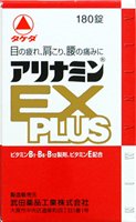 商品名 アリナミンEXプラス 内容量 180錠 商品説明 ビタミンB1B6B12／B12主薬製剤 アリナミンEXプラスは、「タケダ」が開発したビタミンB1誘導体 フルスルチアミン、ビタミンB6、ビタミンB12を配合し、「目の疲れ」「肩こり」「腰の痛み」などのツライ症状にすぐれた効果をあらわします。 補酵素（コエンザイムA）となってエネルギーの産生に重要な働きをするパントテン酸カルシウム、体のすみずみの血液循環を改善するビタミンEを配合しています。 服用しやすい黄色の糖衣錠です。 効能・効果 1．次の諸症状の緩和：眼精疲労、筋肉痛・関節痛（肩こり、腰痛、五十肩など）、神経痛、手足のしびれ 2．次の場合のビタミンB1B6B12の補給：肉体疲労時、病中病後の体力低下時、妊娠・授乳期 用法・用量 次の量を、食後すぐに水またはお湯で、かまずに服用すること。 ○15歳以上・・・1回量2〜3錠、 　　　　　　　　1日服用回数1回 ○15歳未満・・・服用しないこと 成分・分量 3錠（1日最大服用量）中 フルスルチアミン（ビタミンB1誘導体）として・・・100mg （フルスルチアミン塩酸塩・・・109.16mg）ピリドキシン塩酸塩（ビタミンB6）・・・100mg シアノコバラミン（ビタミンB12）・・・1500μg トコフェロールコハク酸エステルカルシウム（ビタミンEコハク酸エステルカルシウム）・・・103.58mg （dL-α-トコフェロールコハク酸エステルとして・・・100mg）パントテン酸カルシウム・・・30mg ガンマ-オリザノール・・・10mg 添加物：乳酸カルシウム水和物、無水ケイ酸、ヒドロキシプロピルセルロース、ステアリン酸Mg、セルロース、ヒプロメロース、エリスリトール、ビタミン B2、酸化チタン、アラビアゴム、炭酸Ca、タルク、白糖 発売元・メーカー ・武田薬品工業（株） ・武田コンシューマーヘルスケア株式会社 ・アリナミン製薬 ※近年で2回、製造販売業元が変わりましたので在庫が混在しております。 ※画像は“タケダ薬品”の時のものです。画像はあくまでもイメージでございます。 　　　　 区分・原産国 第3類医薬品・日本 広告文責 株式会社ライズコーポレーション TEL:03-5542-1285