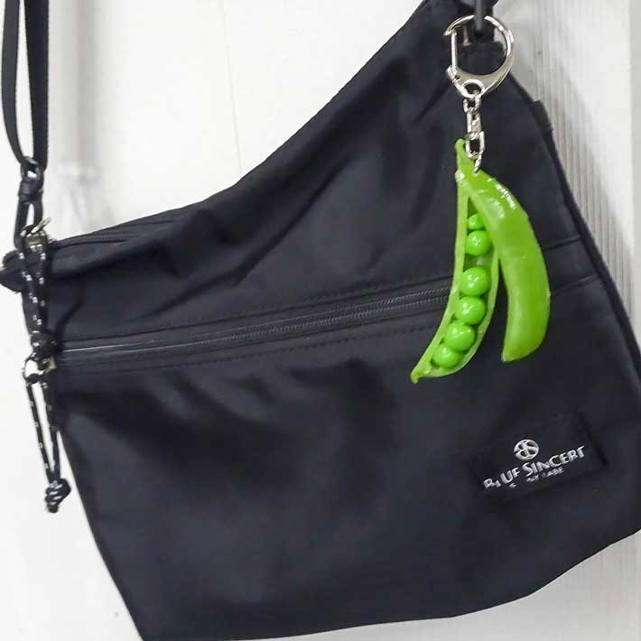 【リアル食品サンプル】ココナッツの食品サンプル 食べちゃいそうな スナップ えんどう 食品 キーホルダー 食べ物 ストラップ｜アングル3