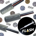 商品詳細商品名 フラッシュジュエリーライナー 5色 カラー ●F1 FLASH GOLD(フラッシュゴールド) ●F2 FLASH PLATINUM(フラッシュプラチナム) ●F3 FLASH PINKGOLD(フラッシュピンクゴールド) ●F4 FLASH CHAMPAGNE(フラッシュシャンパン) ●F5 FLASH SAFFHIRE(フラッシュサファイア) 内容量 8ml 商品説明 ありそうで無かった！ グリッター ジェルのライナーボトルジェル！ 発売開始から定番商品として任意のジュエリーライナーにフラッシュタイプが登場！ オーロラ粒子が入ったキラキラ感強めの綺麗なグリッターに、 しっかり反射粒子が入っていて、フラッシュライトのような強い光に反射します！ 手に取りやすいコンパクトでロングなボトルに細い線も描けるロングブラシが内蔵 本当に秒でラインが追加できます。 筆をグリッター 用に分けることも不要。 とっても便利です。定番色ばかり5色揃えました！ 1本は持っていたら便利です！ ※化粧品ではありません。ベースジェル（化粧品）の上から使用し自爪や肌に直接塗布しないでください ※異常が現れた場合や万が一目に入ったり飲み込んだりした場合はすぐに使用を中止し医師に相談してください ※幼児の手の届かない場所に保管してください ※保管場所の注意、高温多湿、直射日光の当たる場所、火気厳禁です。 ※塗布量によりカラー紹介画像とは異なる発色になる場合がございます。 ※カラーの発色は、肌や爪の色により個人差があります。 ※塗布量が多い場合、ライトが消耗して出力不足など、硬化不良を起こしますので1度の塗布量と硬化時間にお気を付けください。 ※容器やキャップ、シールに軽い傷がある場合がございます。 ※お使いのモニターの環境により実物の商品と見た目の色に多少違いがある場合がございます。 ※他サイト間で在庫を共有しているため、更新のタイミングによっては実在庫に相違が出る場合がございます。 万が一在庫切れや入荷待ちとなる場合は別途メールにてご連絡いたします。 ※サイズ表記はおおよそのサイズです。多少の誤差はご了承くださいませ。 使用方法 UV 60秒　LED 30秒　硬化させて使用する。 ベースジェルを塗布し、硬化した第二層目以降に使用すること。 　広告分責 広告文責：文責区分：雑貨 Made in china 配送方法 メール便(ネコポス)可 ※沖縄へは陸送便となります。到着までにお日にちが+5日から10日かかる場合がございます。(パウダー類、ジェル、液体が含まれた場合は全て)