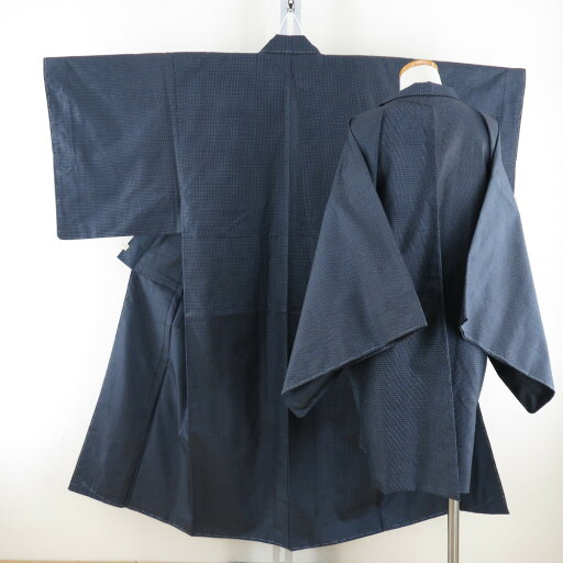 男着物 大島紬 亀甲 アンサンブル 袷 紺色 正絹 男性用きもの メンズ 仕立て上がり 和服 男物 カジュアル 身丈137cm【中古】 男着物 大島紬 亀甲 アンサンブル 袷 紺色 正絹 男性用きもの メンズ 仕立て上がり 和服 男物 カジュアル 身丈137cm【中古】