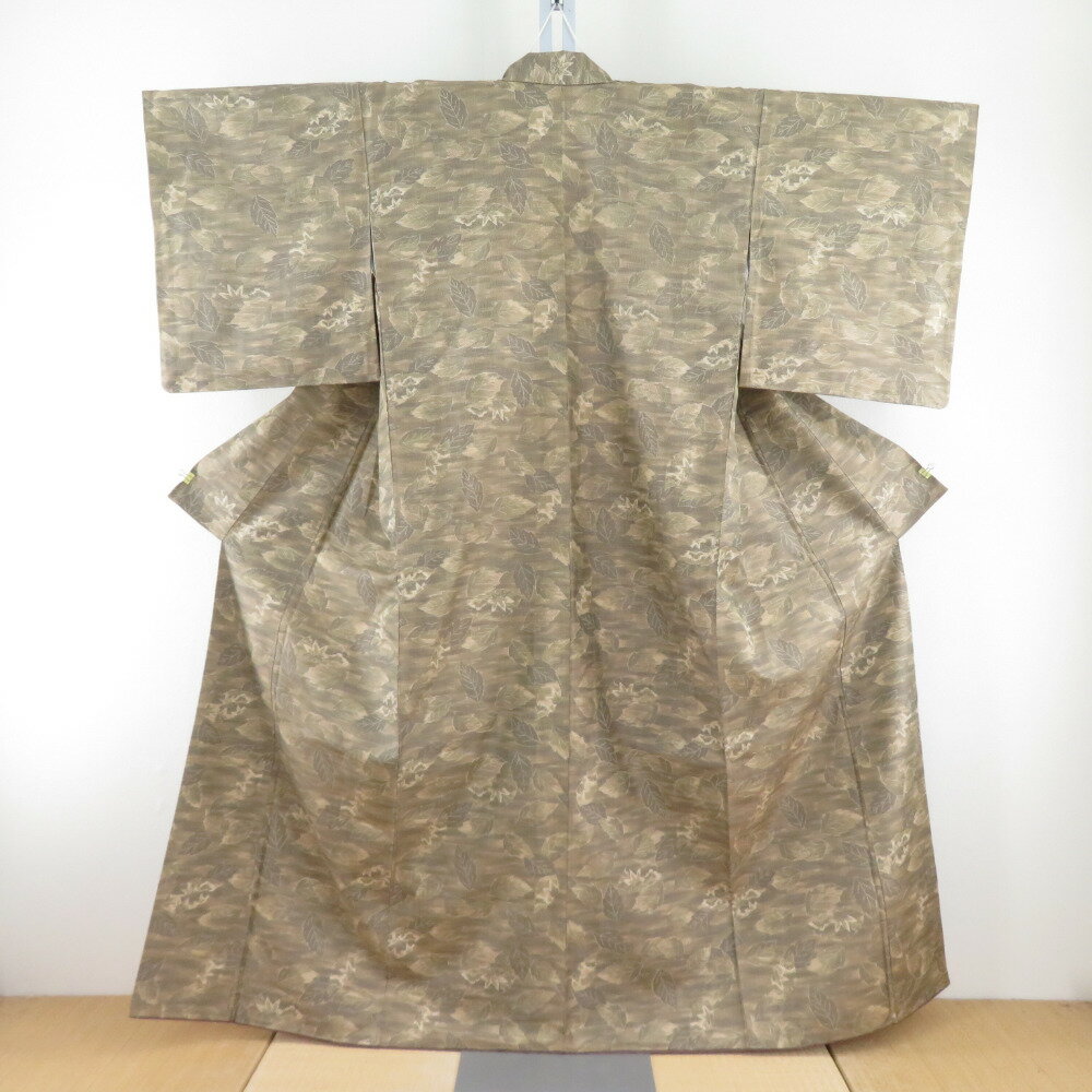 Rakuten - 紬 着物 葉っぱ模様 正絹 薄茶色x砂折 袷 広衿 カジュアル 仕立て上がり着物 身丈159cm【中古】