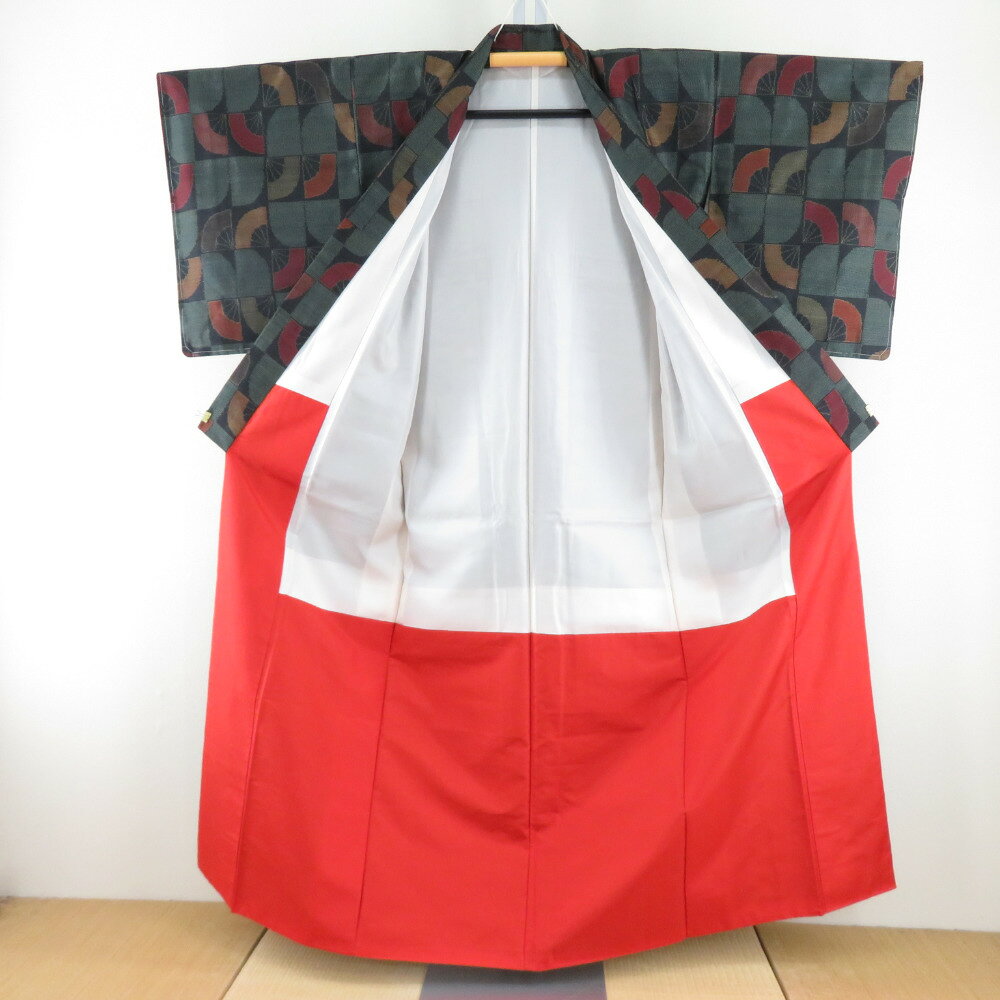 紬 着物 大島紬 市松に扇子模様 黒色x深緑色x多色 正絹 袷 バチ衿 カジュアル 仕立て上がり着物 身丈156cm【中古】