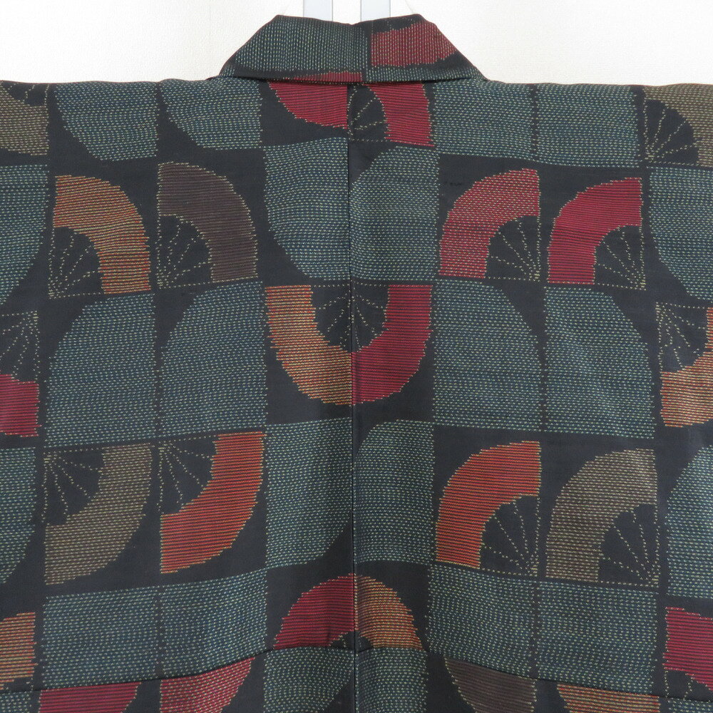 紬 着物 大島紬 市松に扇子模様 黒色x深緑色x多色 正絹 袷 バチ衿 カジュアル 仕立て上がり着物 身丈156cm【中古】