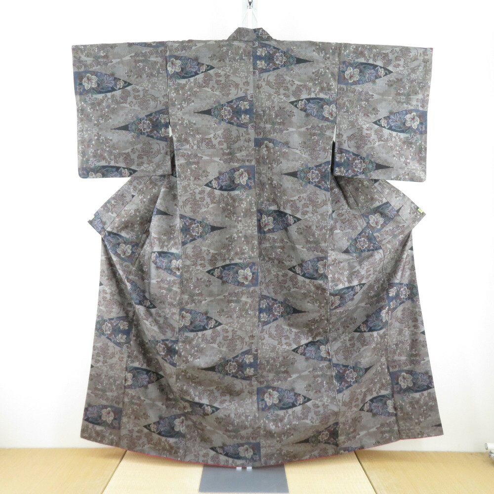 紬 着物 大島紬 カタス式 重ね菱に花に花模様 茶色x紺色x緑色 正絹 袷 バチ衿 カジュアル 仕立て上がり着物 身丈159cm【中古】