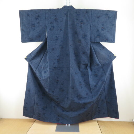 紬着物 紺色x赤色 花模様 正絹 袷 バチ衿 カジュアル 仕立て上がり着物 身丈157cm【中古】 紬着物 紺色x赤色 花模様 正絹 袷 バチ衿 カジュアル 仕立て上がり着物 身丈157cm【中古】
