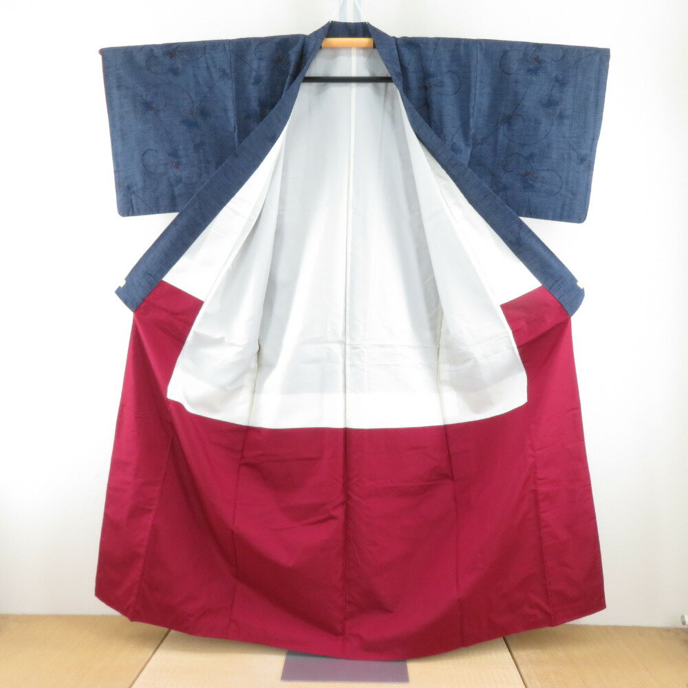 紬着物 紺色x赤色 花模様 正絹 袷 バチ衿 カジュアル 仕立て上がり着物 身丈157cm【中古】