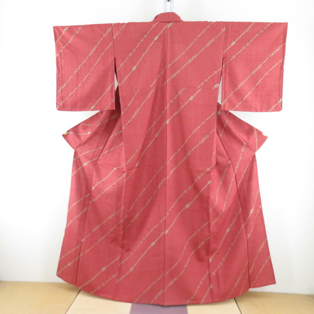 紬 着物 染め紬 鎖模様 煉瓦色 単衣 広衿 正絹 余り布付き カジュアル 仕立て上がり 身丈156cm【中古】