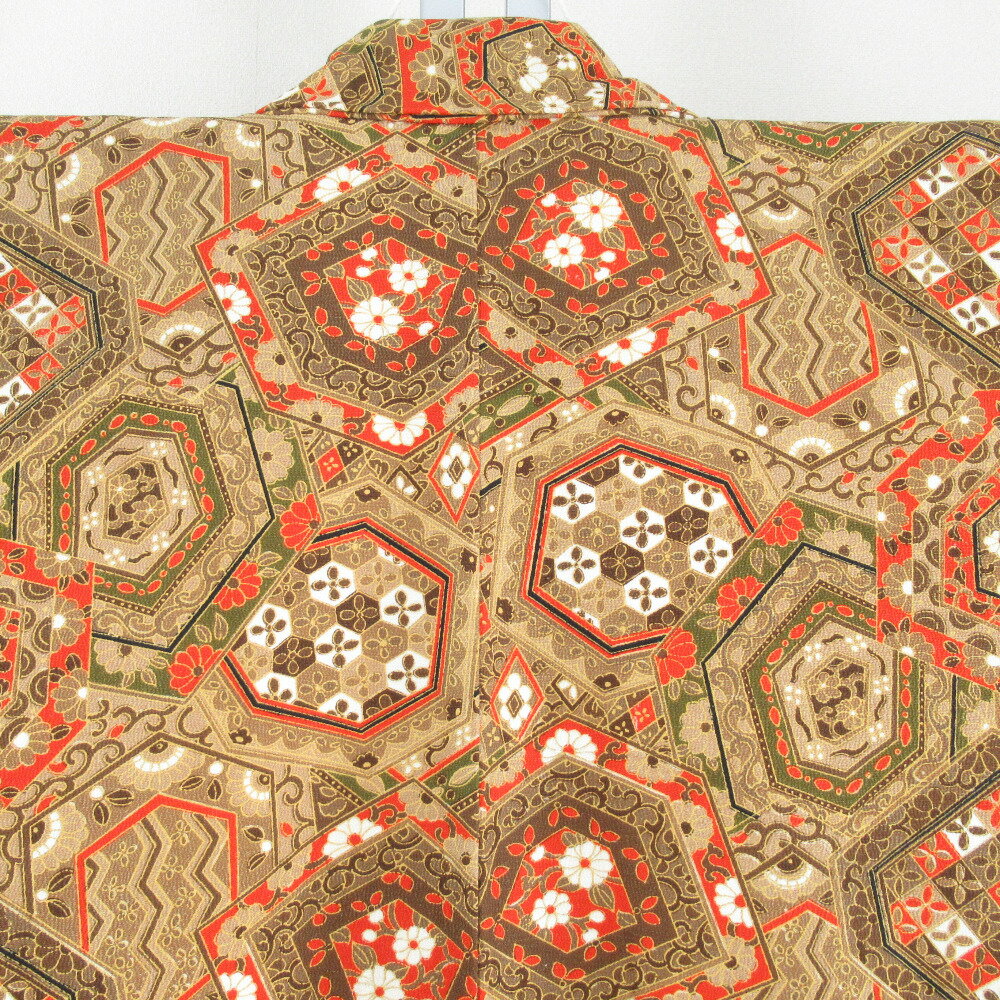 小紋 ポリエステル 薄茶色x赤色x白色 幾何学に唐草花模様 袷 広衿 仕立て上がり 身丈159cm【中古】